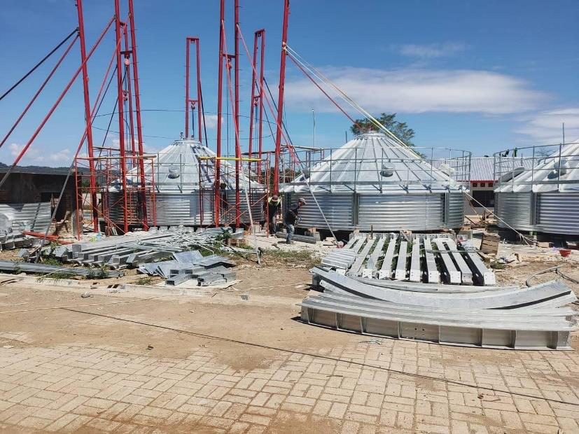 Pekerjaan struktur baja dengan crane